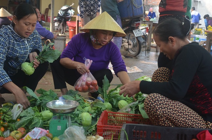 Mua bán hàng ở khu vực chợ Tó