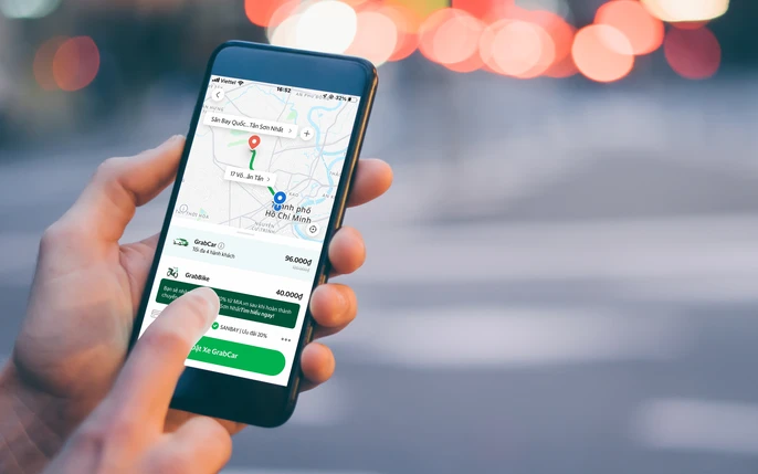 Bạn có thể đặt Grab hoặc Gojek để di chuyển nhưng hãy chú ý phí ra vào sân bay