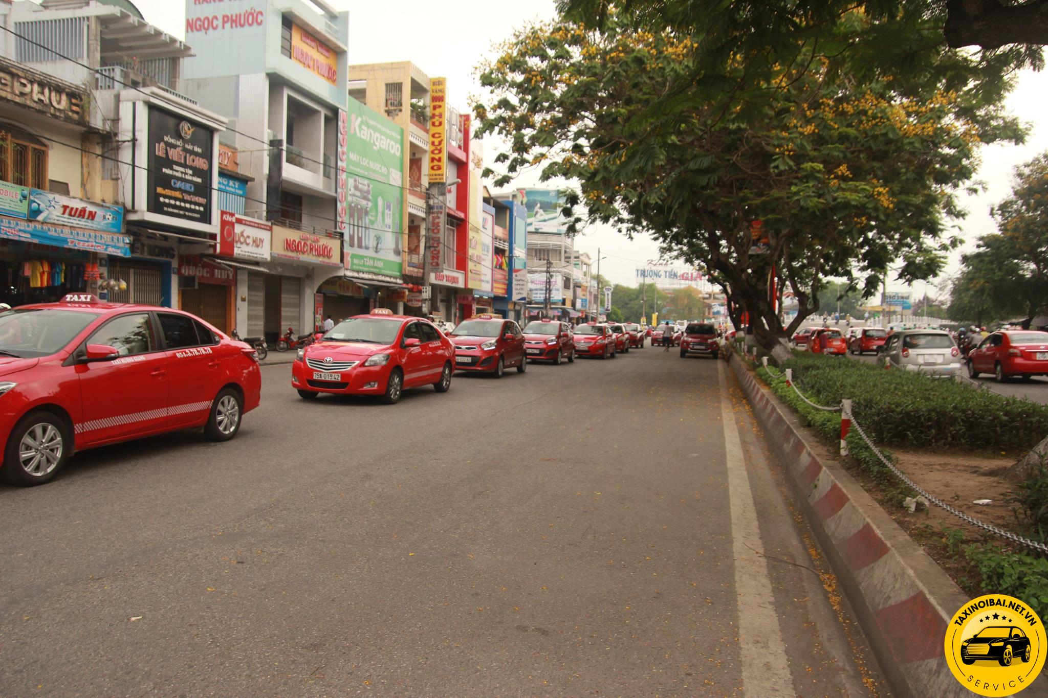 Đoàn xe Taxi Hương Giang nổi bật với xe màu đỏ mận đặc trưng