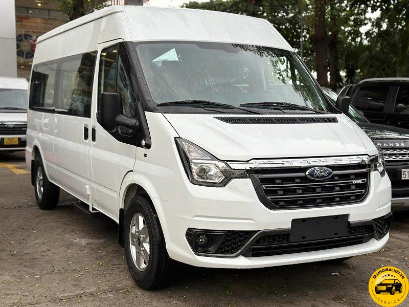 Ford Transit phổ biến và được nhiều người ưa chuộng nhờ không gian rộng rãi và thoải mái