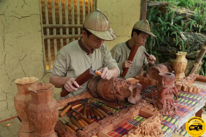 Các nghệ nhân tại Làng gỗ mỹ nghệ Đồng Kỵ