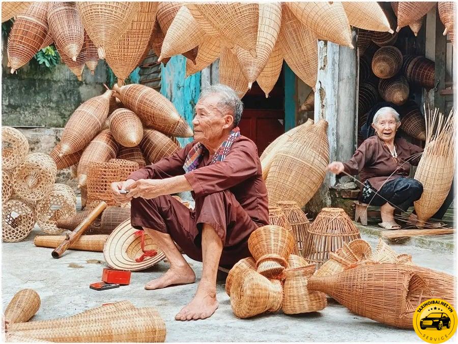 Các cụ ông, cụ bà đan lát sản phẩm tre đan ở làng nghề Thủ Sỹ