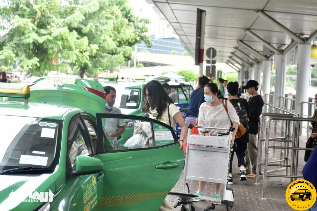 Nạn cò mồi, mời chào khách và chặt chém gian lận giá cước taxi tại sân bay Nội Bài khiến khách hàng không khỏi lo lắng