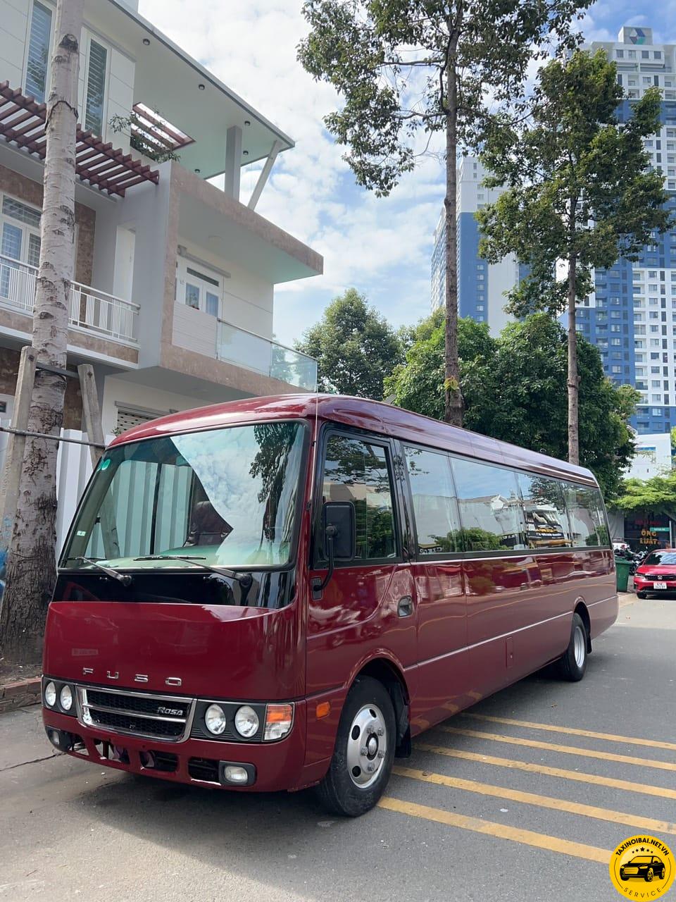 Fuso Rosa: Dòng xe Nhật Bản nổi tiếng, mạnh mẽ và bền bỉ, nội thất thoải mái, được đánh giá cao trong các chuyến đi xa.