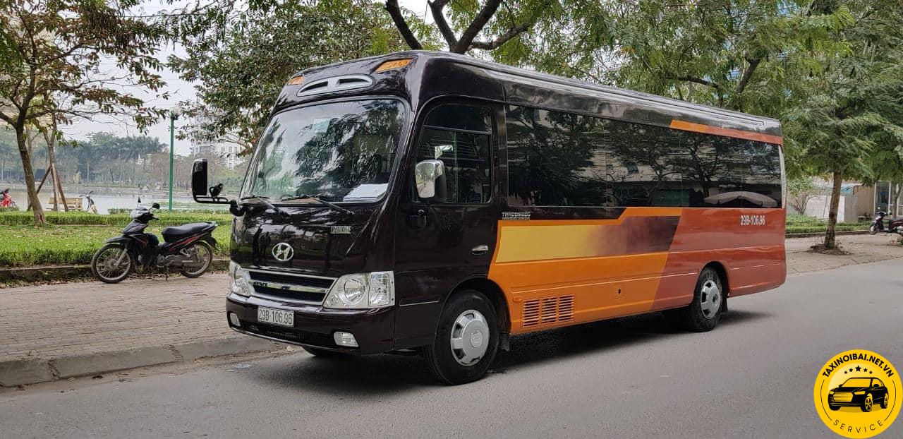 Hyundai County Limousine 29 chỗ: Phiên bản nâng cấp với khoang nội thất sang trọng, ghế bọc da, không gian rộng rãi, mang lại trải nghiệm cao cấp cho khách đoàn.