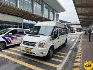Xe 16 chỗ Ford Transit đón khách tại sảnh sân bay Nội Bài – lựa chọn phổ biến cho đoàn đông người
