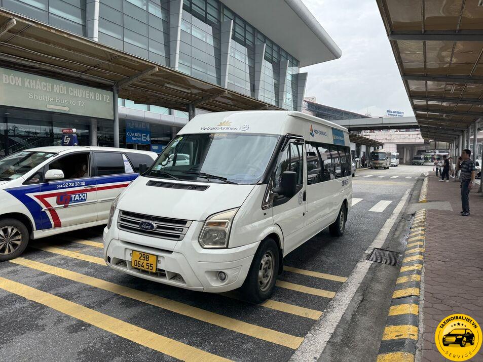 Xe 16 chỗ Ford Transit đón khách tại sảnh sân bay Nội Bài – lựa chọn phổ biến cho đoàn đông người