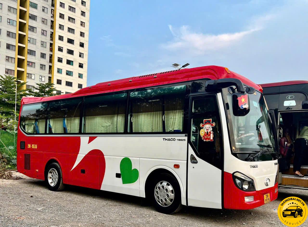 Xe 29 chỗ Thaco đời mới – lựa chọn phổ biến cho đoàn khách thuê xe đi và đón sân bay Nội Bài, tiện nghi rộng rãi, đảm bảo hành trình an toàn và đúng giờ