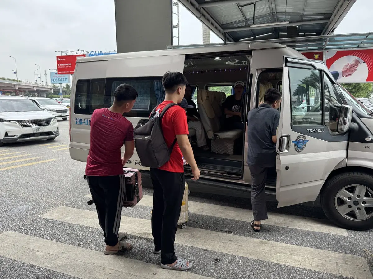 Khu vuc don khach va xe dua don tai san bay Noi Bai
