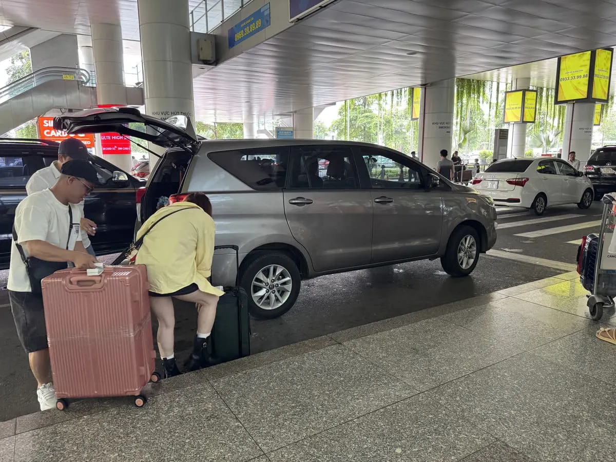 khu vuc don taxi san bay noi bai