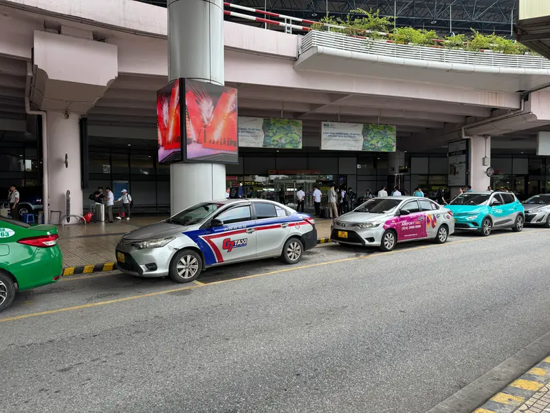 Khu vực đón taxi tại sân bay Nội Bài